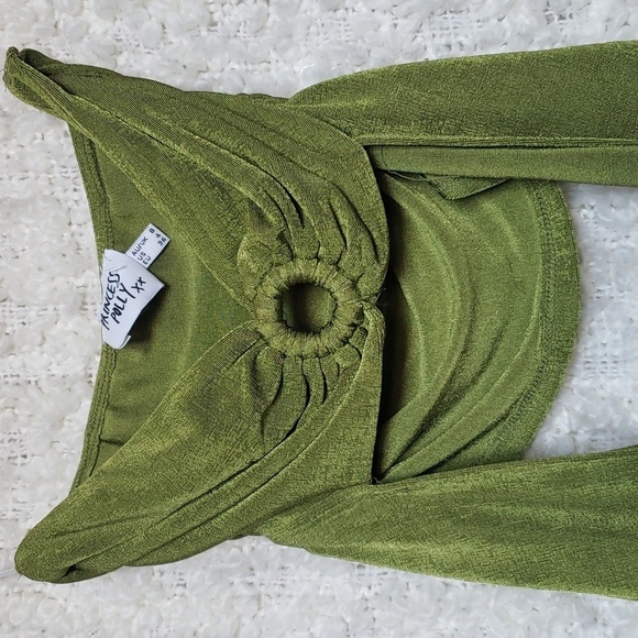 Princess polly metallic green tube top with peekaboo and wrap detailing size 4 - Picture 2 of 4